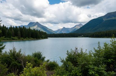 Dağlardaki güzel göl.