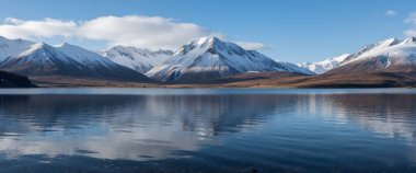 Dağlardaki güzel dağ gölü