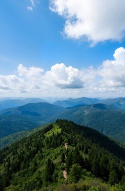 Dağları ve mavi gökyüzü olan güzel bir manzara.