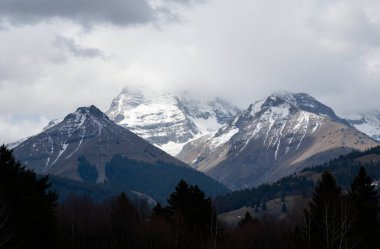 Dağ sırası olan güzel bir manzara.