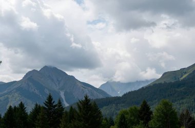 Bulutları ve mavi gökyüzü olan güzel bir manzara.