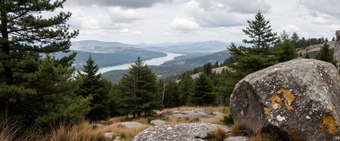 Nehir ve gölü olan güzel bir manzara.