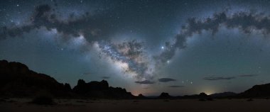 Dağlardaki samanyolu gece görüşü