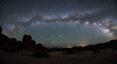 Ayın ve yıldızların gece manzarası