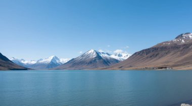 Dağlardaki gölün güzel manzarası