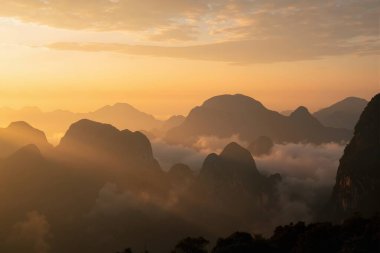 Dağlarda güzel bir gün batımı