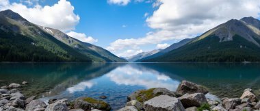 Dağlardaki güzel göl.