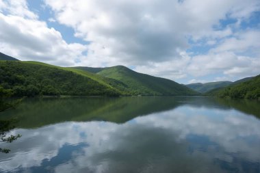 Dağlarda gölü olan güzel bir manzara.