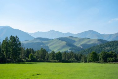 Mavi gökyüzü olan dağ manzarası