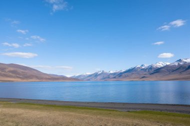 Dağlardaki dağ gölü.