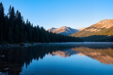 Dağlı ve ormanlı göl