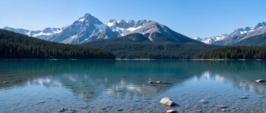 Dağlardaki gölün güzel manzarası
