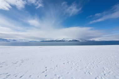 Karla kaplı güzel bir manzara - tepeli dağlar