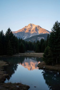 Dağlardaki güzel dağ gölü