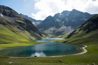 Dağlardaki dağ gölünün güzel manzarası