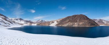 Dağlardaki gölün güzel manzarası
