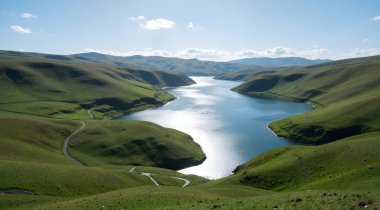 Dağlardaki gölün güzel manzarası