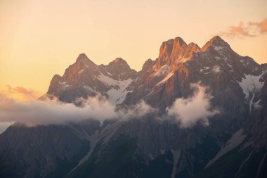 Gün batımı dağ sırasının üzerinde
