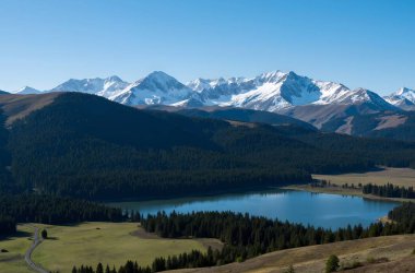 Dağları ve bulutları olan güzel bir manzara