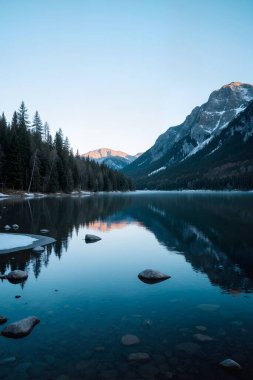 Dağlardaki güzel göl