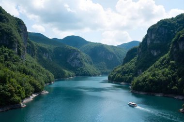 Dağlardaki göl manzarası