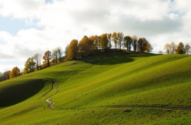 Dağları ve bulutları olan güzel bir manzara