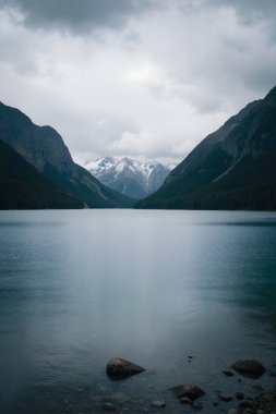 Dağları ve bulutları olan güzel bir manzara