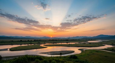 Gölün üzerinde güzel bir gün batımı