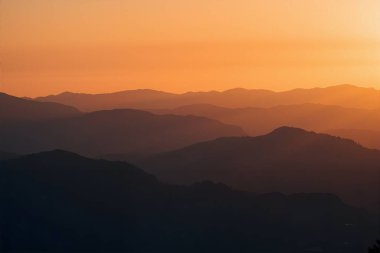 Dağ manzarasının üzerinde güzel bir gün batımı
