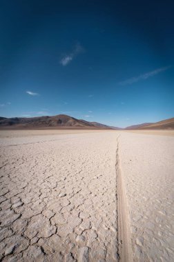 Çölde gölü olan güzel bir manzara.