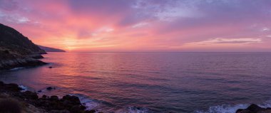 Denizin üzerinde güzel bir gün batımı