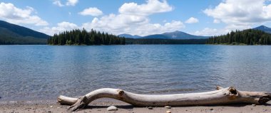 dağlarda güzel göl