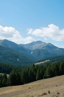 Dağları ve bulutları olan güzel bir manzara