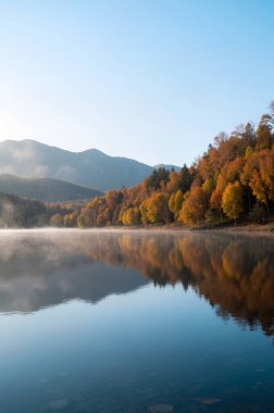 Dağlarda gölü olan güzel bir manzara.