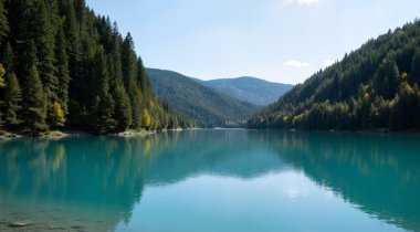 Göl ve dağlarla dolu güzel bir manzara.