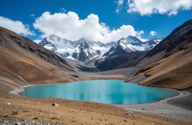 Sabahları dağların güzel manzarası