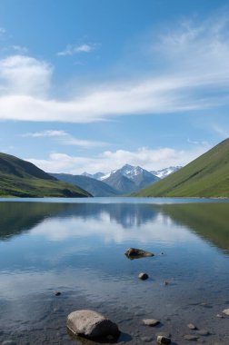 Göl ve dağlarla dolu güzel bir manzara.