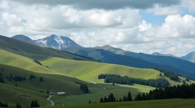 Dağlardaki güzel dağ manzarası