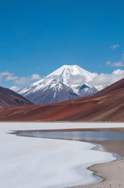 Dağlardaki gölün güzel manzarası