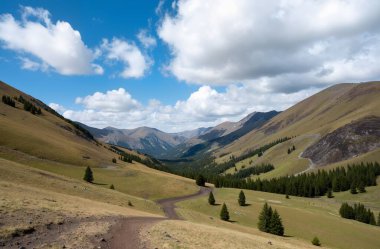 Dağlı ve bulutlu güzel yaz manzarası