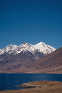 Dağlardaki gölün güzel manzarası