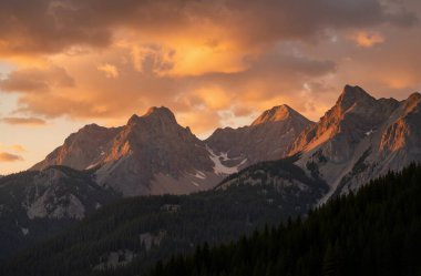 Dağlarda gün batımı
