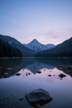 Gölün üzerinde güzel bir gün batımı