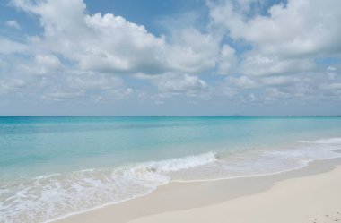 Mavi gökyüzü olan güzel sahil