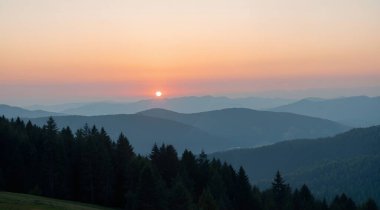 Dağların ardında güzel bir gün batımı.