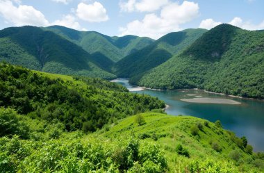 güzel nehir ve dağ