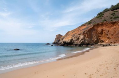 Deniz manzaralı güzel bir sahil.