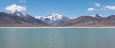 Göl ve dağlarla dolu güzel bir manzara.