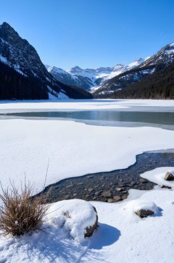 Dağlardaki güzel göl manzarası