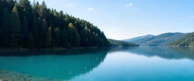 Dağlardaki güzel göl manzarası